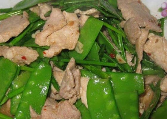 Stir fry Sugar or Snap Pea with Chives