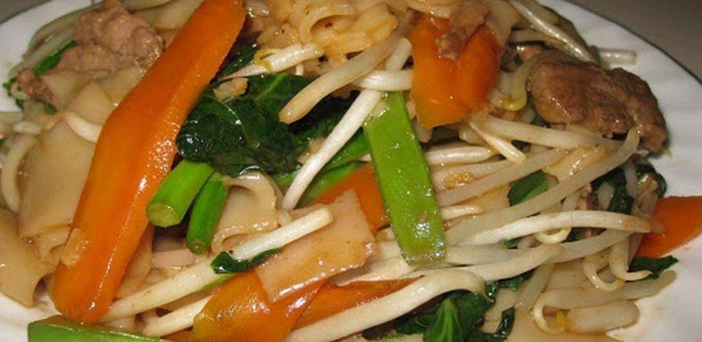 Stir fry Fresh Rice Noodle with Broccoli