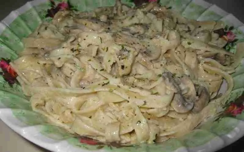 Pasta with Garlic Butter Mushroom and Sour Cream
