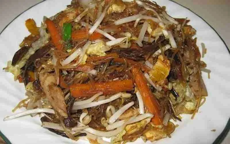 Stir fry clear rice noodle with Chicken