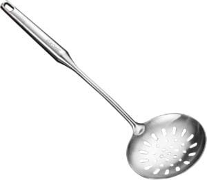 Skimmer spoon for removing foam